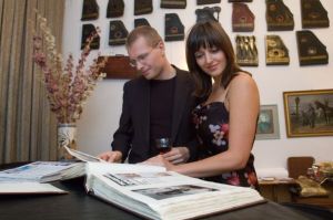 Aleksandra Samson and Piotr Banasik over one of the memory books from the previous courses Fot. Andrzej Solnica.